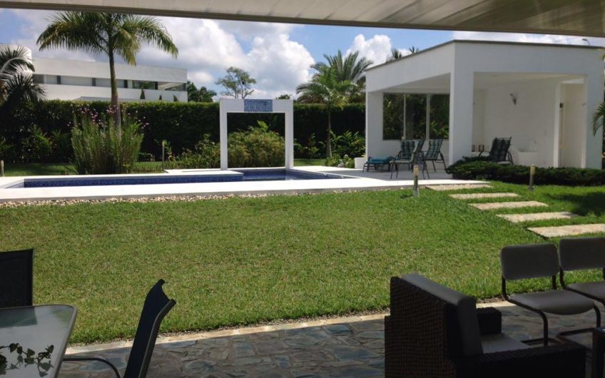 Casa Campestre para la Venta Via Club Campestre – Aeropuerto