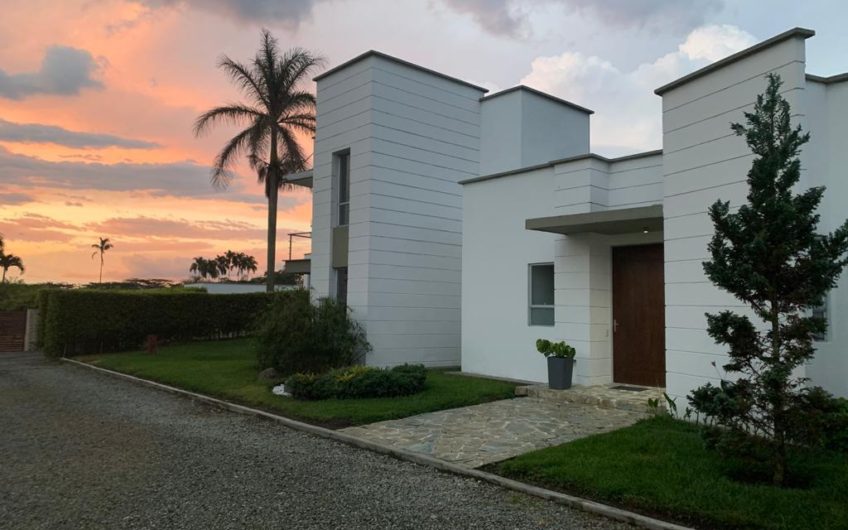 Casa Campestre para la Venta Via Club Campestre – Aeropuerto