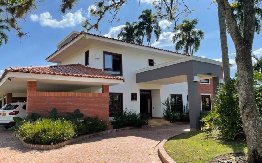 Exclusiva Casa Campestre para la Venta – Pereira