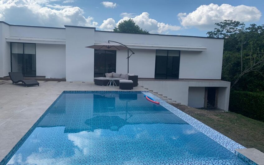 Exclusiva Casa en Condominio Campestre para la Venta – Vía a Pueblo Tapao