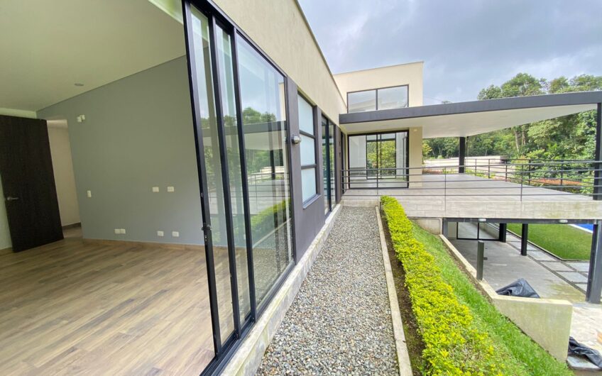 Exclusiva Casa Campestre en Venta en Condominio Campestre – Vía a Circasia