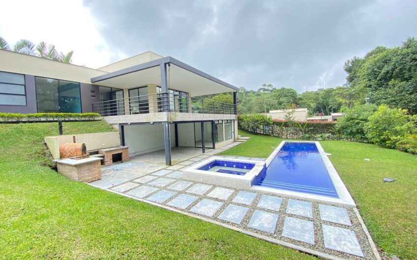 Exclusiva Casa Campestre en Venta en Condominio Campestre – Vía a Circasia