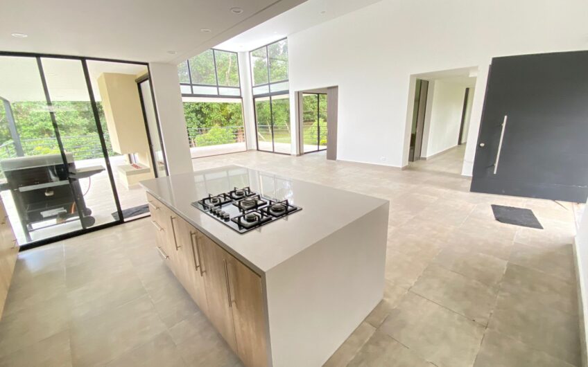 Exclusiva Casa Campestre en Venta en Condominio Campestre – Vía a Circasia