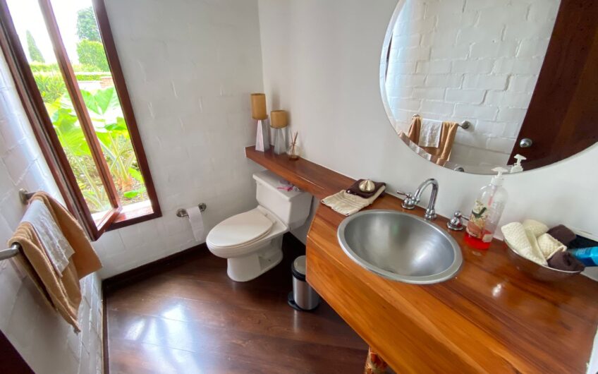 Exclusiva Casa para la Venta en Condominio Campestre – Vía al Aeropuerto