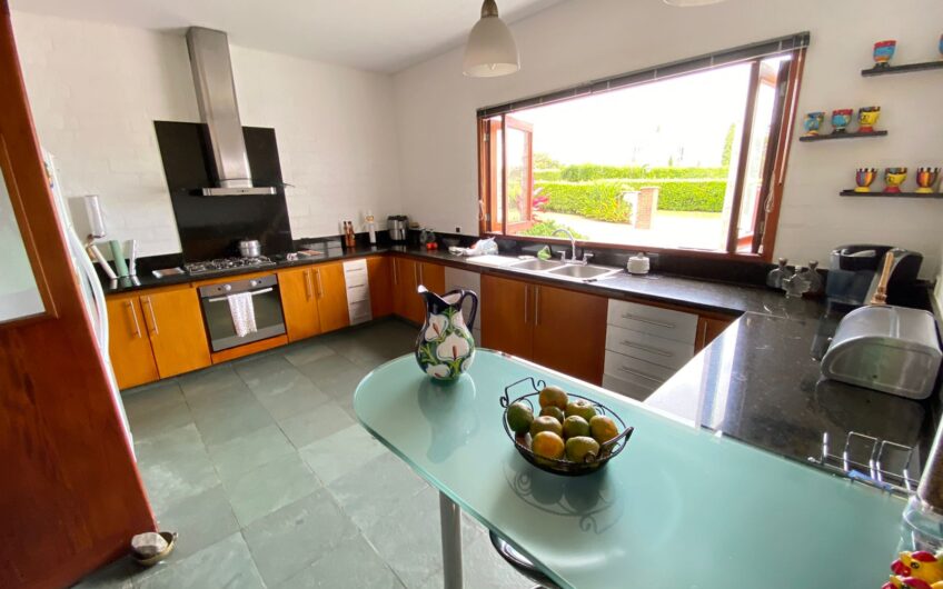 Exclusiva Casa para la Venta en Condominio Campestre – Vía al Aeropuerto