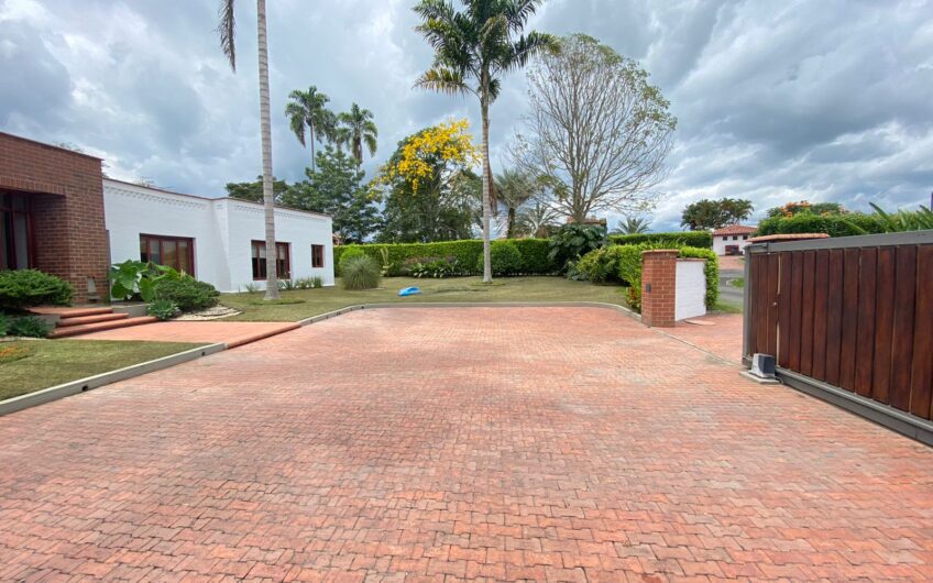 Exclusiva Casa para la Venta en Condominio Campestre – Vía al Aeropuerto