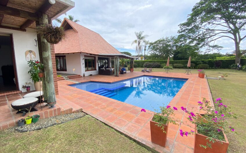 Exclusiva Casa para la Venta en Condominio Campestre – Vía al Aeropuerto