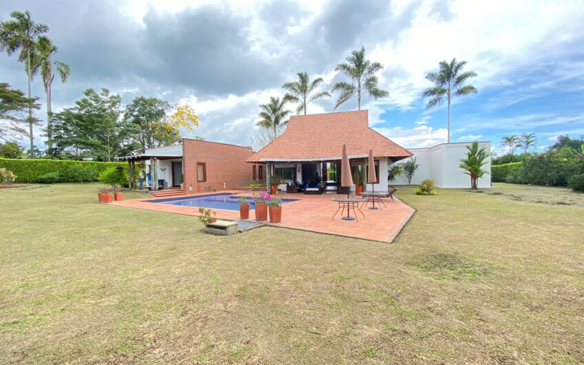 Exclusiva Casa para la Venta en Condominio Campestre – Vía al Aeropuerto