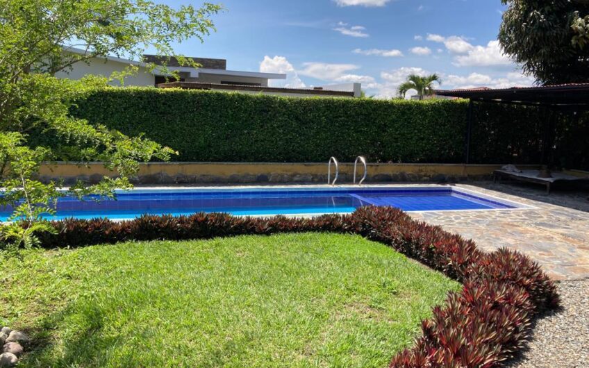 Casa para la Venta en Condominio Campestre – Vía al Campestre