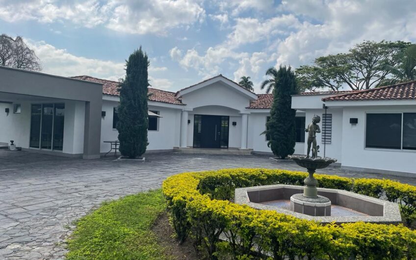 Casa para la Venta en Condominio Campestre – Sector Club Campestre