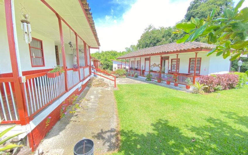 Finca Hotel para la Venta  Estilo Antioqueño – Vía Pueblo Tapao