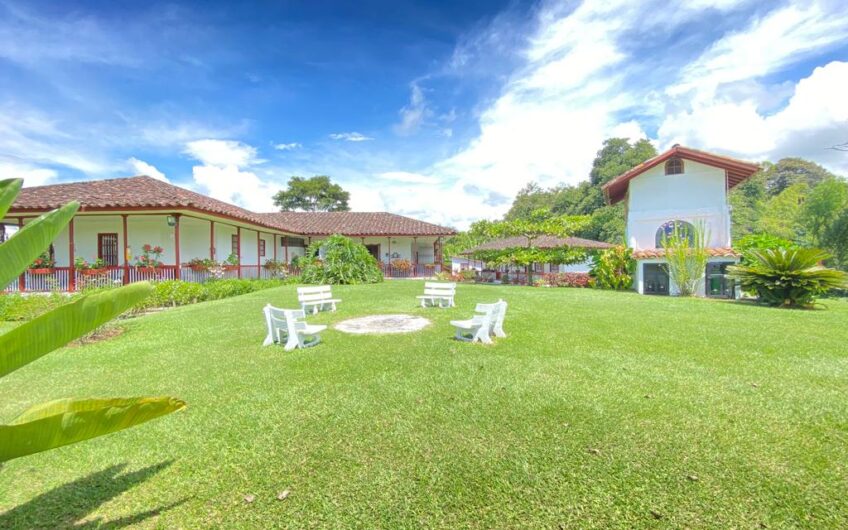 Finca Hotel para la Venta  Estilo Antioqueño – Vía Pueblo Tapao