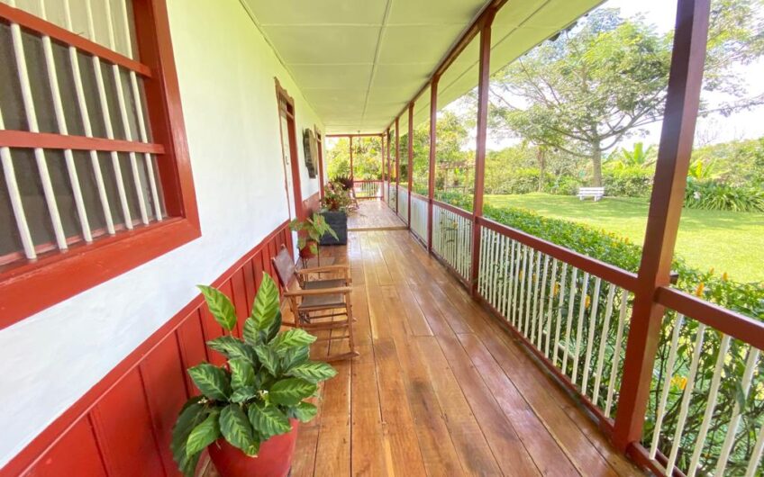 Finca Hotel para la Venta  Estilo Antioqueño – Vía Pueblo Tapao