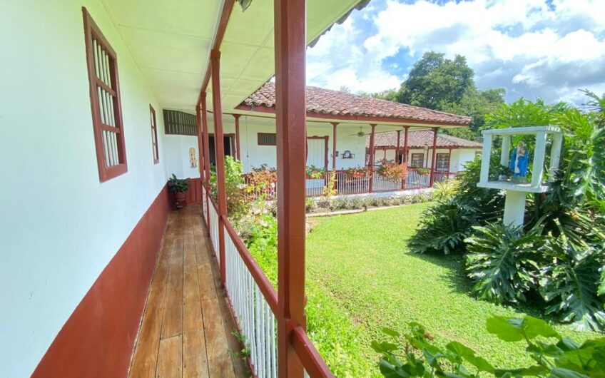 Finca Hotel para la Venta  Estilo Antioqueño – Vía Pueblo Tapao