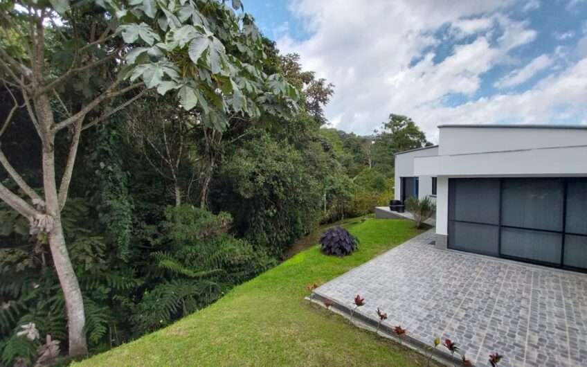 Casa Bifamiliar en Condominio Campestre para la Venta – Vía a Pereira