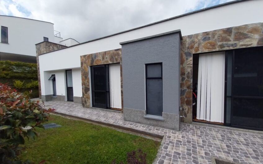 Casa Bifamiliar en Condominio Campestre para la Venta – Vía a Pereira