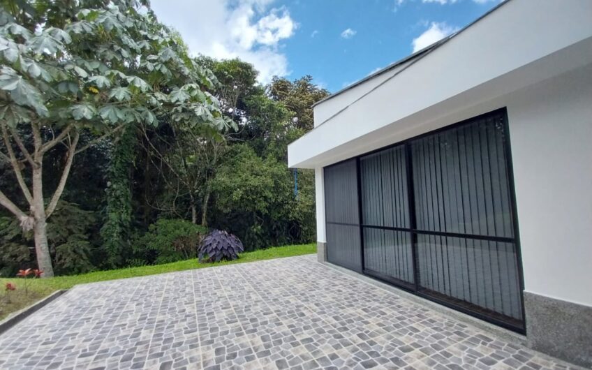 Casa Bifamiliar en Condominio Campestre para la Venta – Vía a Pereira
