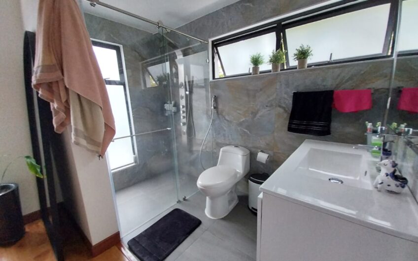 Casa Bifamiliar en Condominio Campestre para la Venta – Vía a Pereira