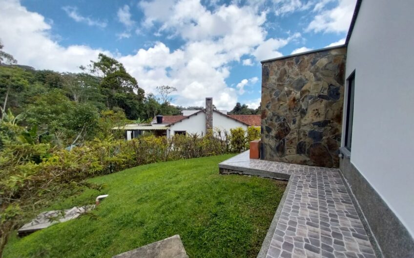 Casa Bifamiliar en Condominio Campestre para la Venta – Vía a Pereira