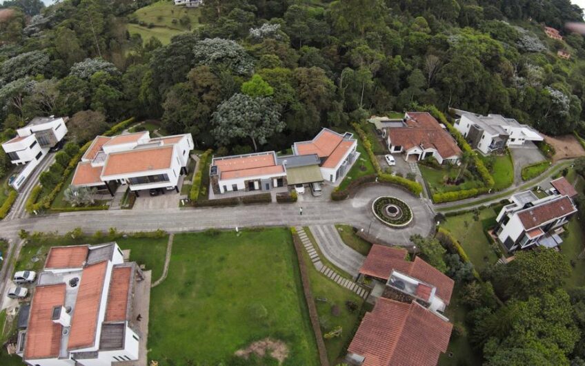 Casa Bifamiliar en Condominio Campestre para la Venta – Vía a Pereira