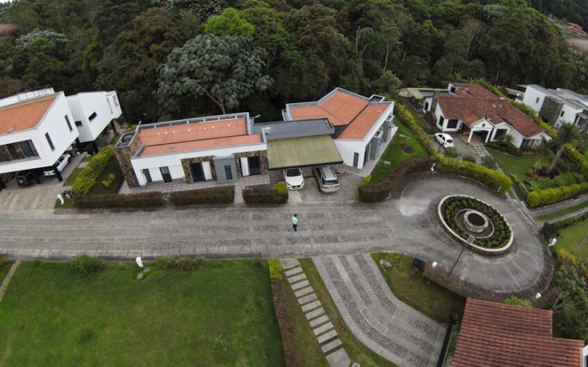 Casa Bifamiliar en Condominio Campestre para la Venta – Vía a Pereira