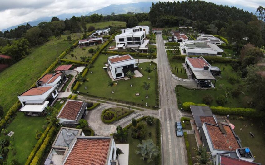 Casa Bifamiliar en Condominio Campestre para la Venta – Vía a Pereira