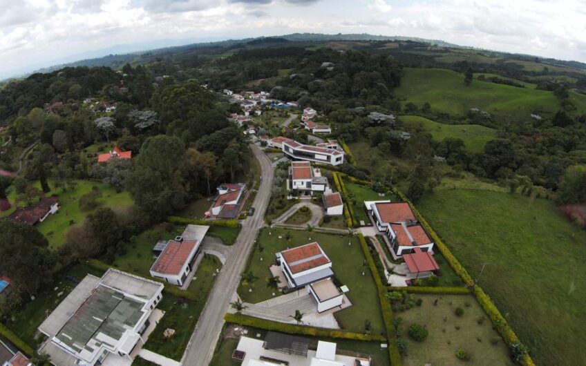 Casa Bifamiliar en Condominio Campestre para la Venta – Vía a Pereira