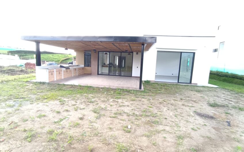 Casa para la Venta en Condominio Campestre – Vía a Calarcá