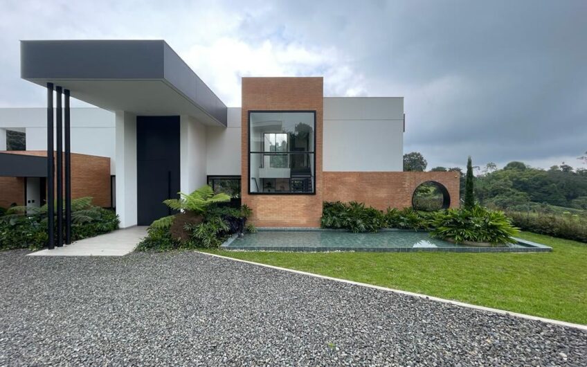 Casa para la Venta en Condominio Campestre – Vía Armenia Pereira
