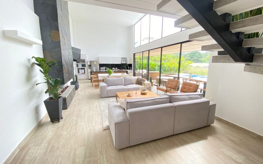 Casa para la Venta en Condominio Campestre – Vía a Circasia