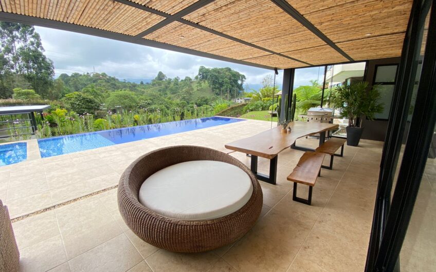 Casa para la Venta en Condominio Campestre – Vía a Circasia