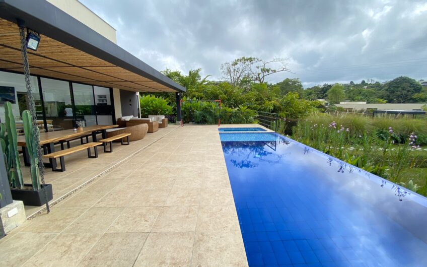 Casa para la Venta en Condominio Campestre – Vía a Circasia