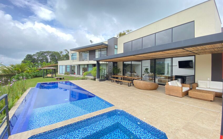 Casa para la Venta en Condominio Campestre – Vía a Circasia