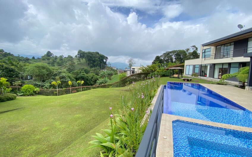 Casa para la Venta en Condominio Campestre – Vía a Circasia
