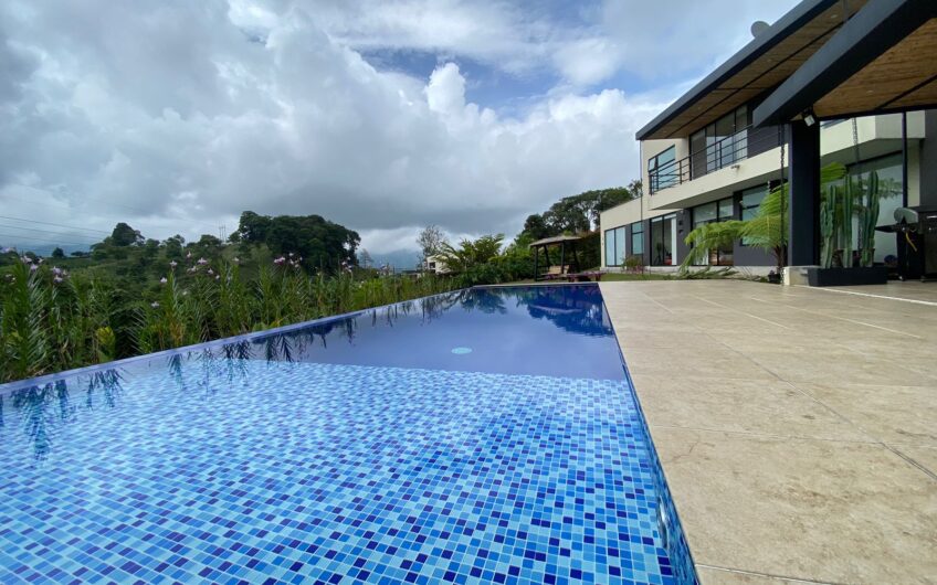 Casa para la Venta en Condominio Campestre – Vía a Circasia