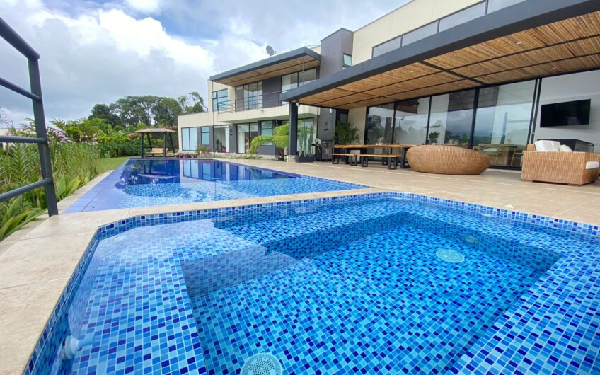 Casa para la Venta en Condominio Campestre – Vía a Circasia