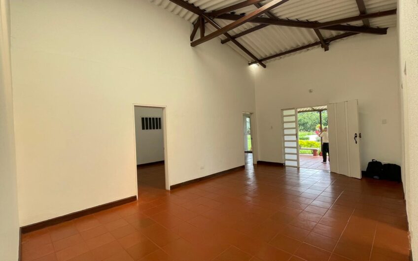 Amplia Casa Campestre para Alquiler Vía al Valle