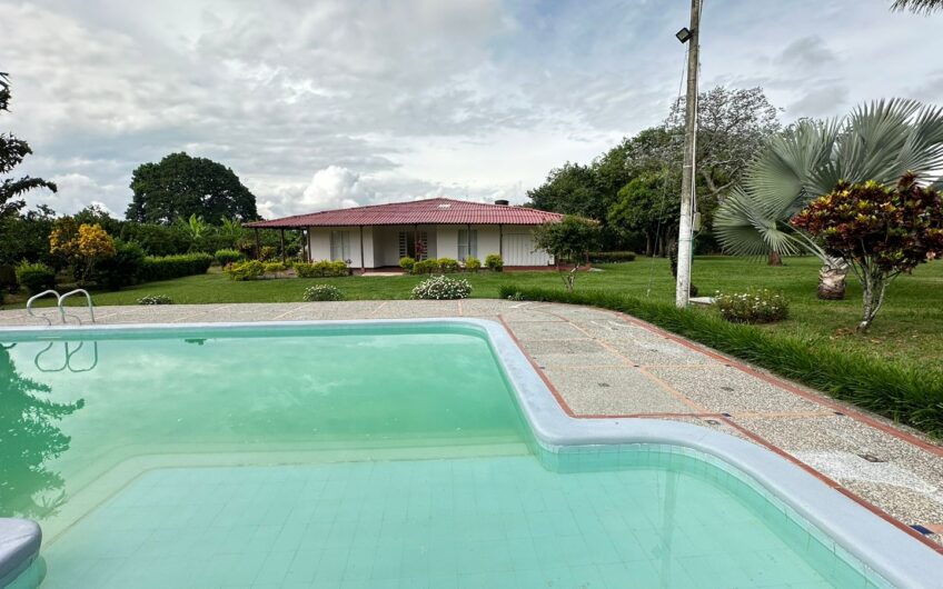 Amplia Casa Campestre para Alquiler Vía al Valle