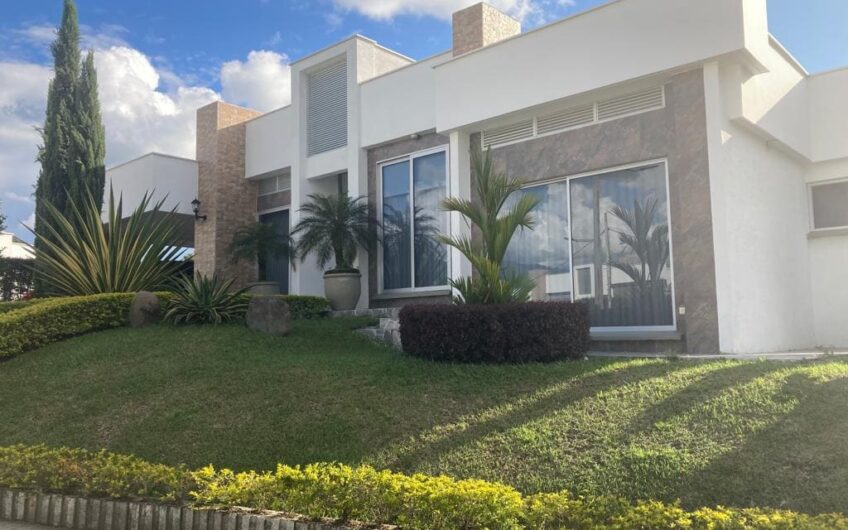 Casa Campestre para la Venta – Vía al Club Campestre