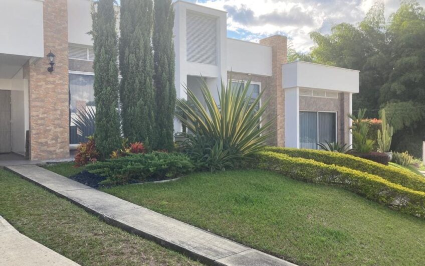 Casa Campestre para la Venta – Vía al Club Campestre