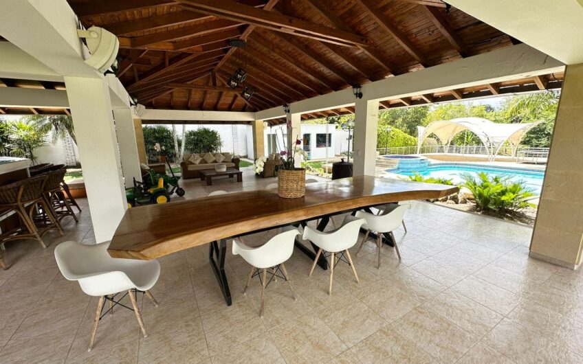 Exclusiva Casa Campestre para la Venta – Vía al Club Campestre