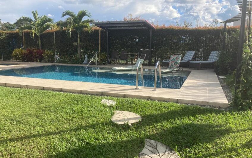 Casa Campestre para la Venta – Vía al Club Campestre