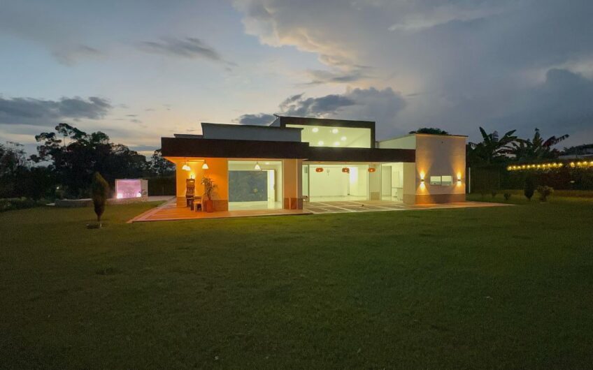 Hermosa Casa Campestre para la Venta – Via a Caicedonia