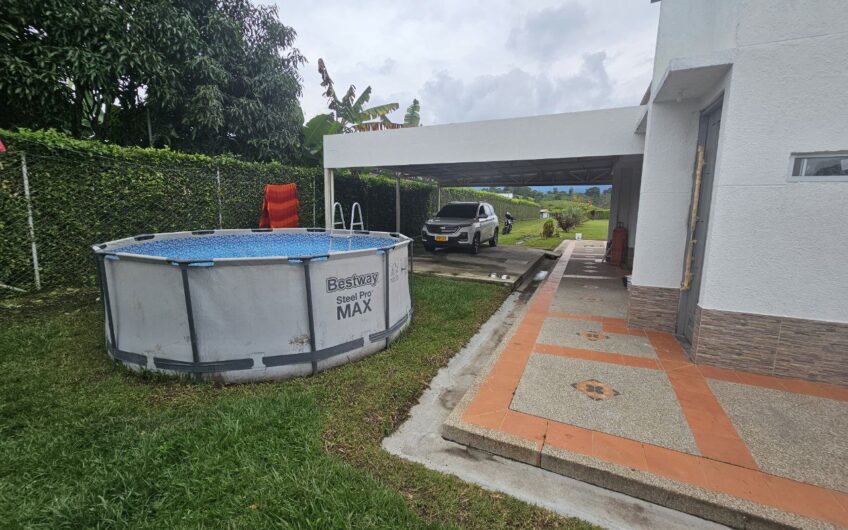 Hermosa Casa Campestre para la Venta – Via a Caicedonia