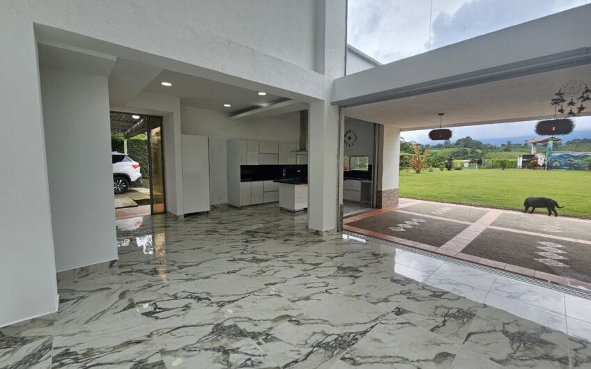 Hermosa Casa Campestre para la Venta – Via a Caicedonia