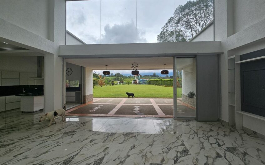 Hermosa Casa Campestre para la Venta – Via a Caicedonia
