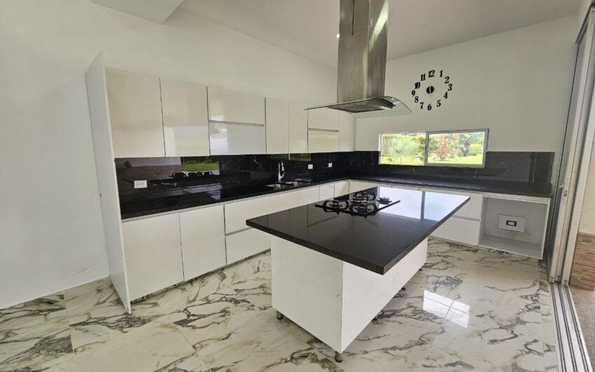 Hermosa Casa Campestre para la Venta – Via a Caicedonia