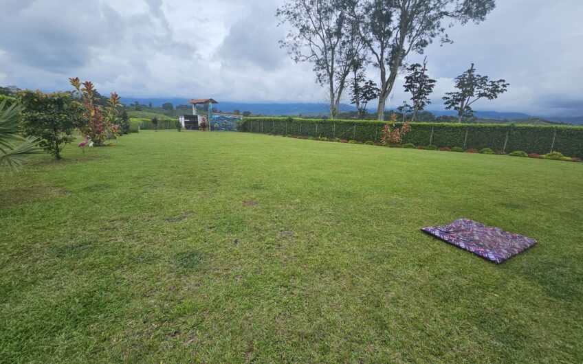 Hermosa Casa Campestre para la Venta – Via a Caicedonia
