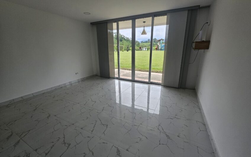 Hermosa Casa Campestre para la Venta – Via a Caicedonia