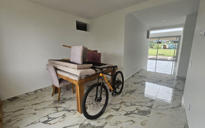 Hermosa Casa Campestre para la Venta – Via a Caicedonia